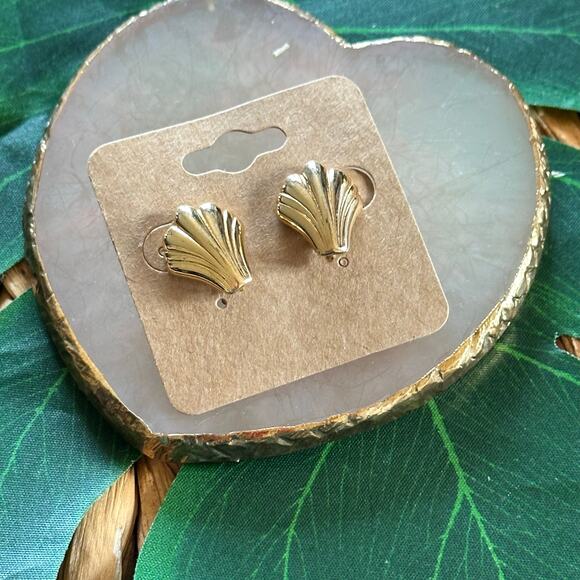 BOGO FREE GOLDEN STATEMENT SHELL STUD EARRINGS - Picture 3 of 5